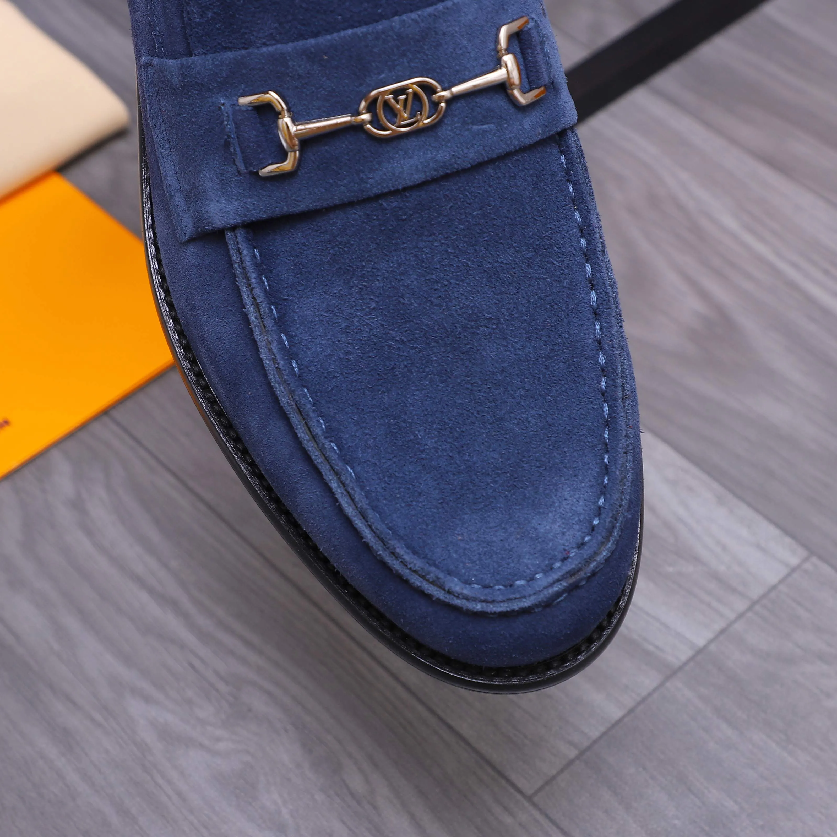 Men's shoes 💰660 Product trademark: LV [Louis Vuitton] business casual slip-on leather shoes, regular size. Size: 39-44 (38.45 custom-made, non-refundable) Product materials: Selected frosted cowhide upper, cowhide lining, original outsole